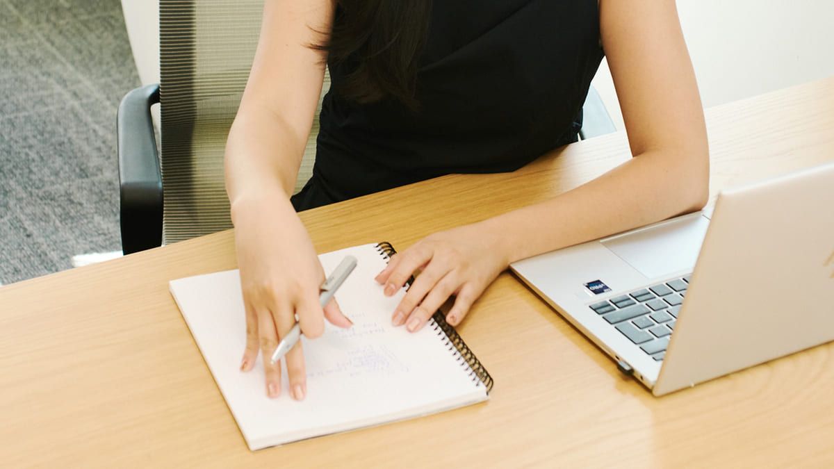 Mujer redactando un cv